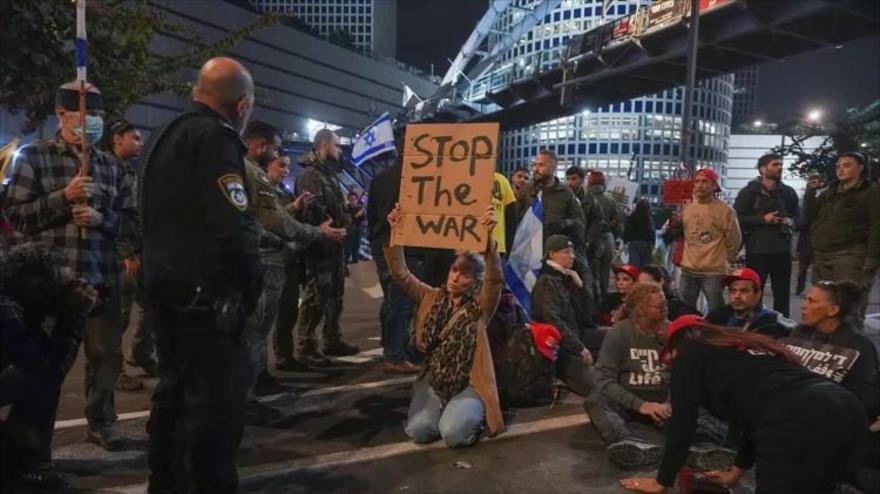 Manifestantes protestan en Tel Aviv para pedir la liberación de retenidos israelíes en Gaza, el 13 de enero de 2025. 