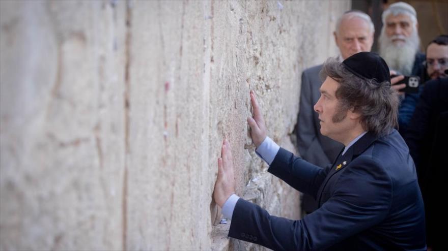 El presidente de Argentina, Javier Milei, frente al muro de las lamentaciones en Al-Quds (Jerusalén), 6 de febrero de 2024. 