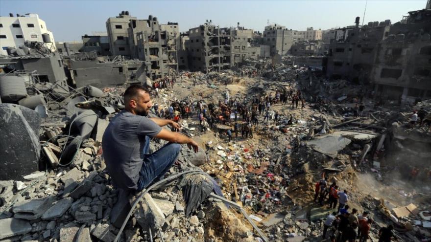 Un hombre sentando escombros, observa destrucción producida por ataques aéreos israelíes en campo de refugiados de Yabalia, Gaza. (Foto: AP)