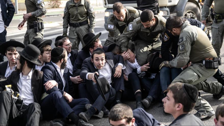 Policías israelíes reprimen a judíos ultraortodoxos que protestan en Tel Aviv contra su reclutamiento, el 15 de enero de 2025.