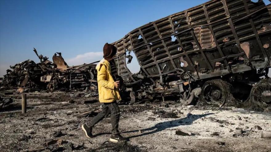 Vehículos militares destruidos tras ataque aéreo israelí contra cargamentos de armas pertenecientes a fuerzas gubernamentales sirias en Qamishli, el 10 de diciembre de 2024. (foto: AFP/Getty Images)