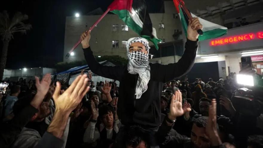 Palestinos celebran después de un acuerdo del alto el fuego entre HAMAS e Israel, Gaza, 15 de enero de 2025.