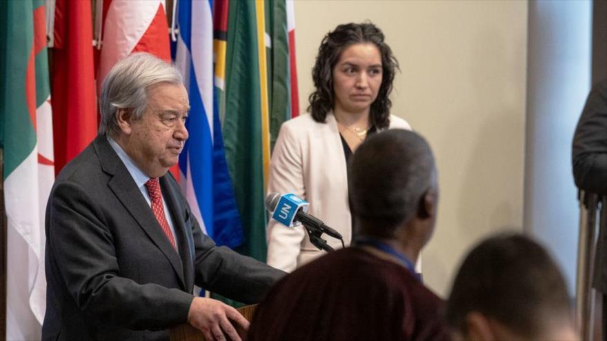 El Secretario General de la ONU, António Guterres (izqda), se dirige a los medios en la ONU tras el anuncio del alto el fuego en Gaza. (foto: ONU)