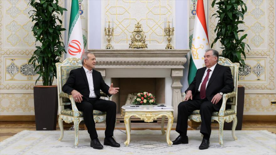 El presidente de Irán, Masud Pezeshkian (izda.), reunido con su homólogo tayiko, Emomali Rahmon, Dusambé, capital de Tayikistán, 16 de enero de 2025.