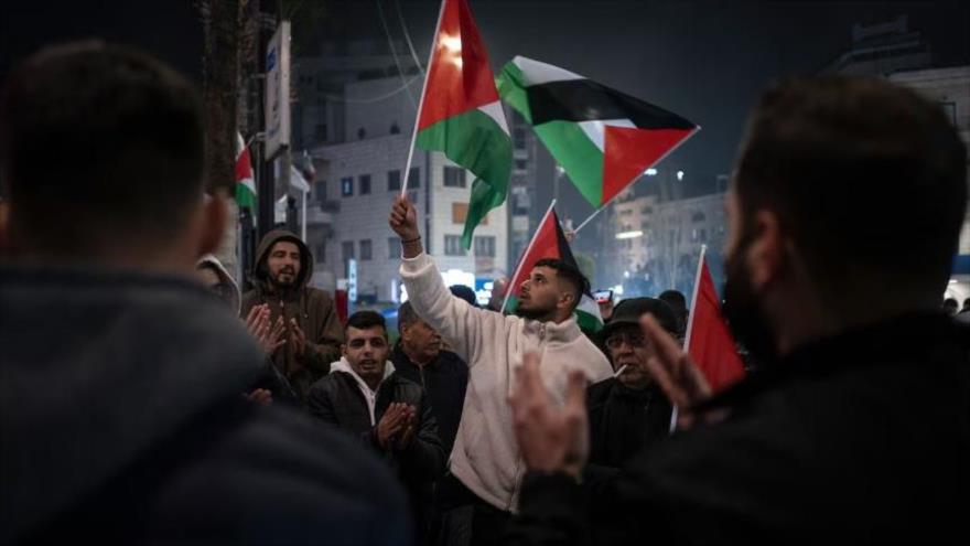 Los palestinos en la ciudad cisjordana de Ramalá celebran el alto el fuego en Gaza, 15 de enero de 2025. (Foto: NYT)