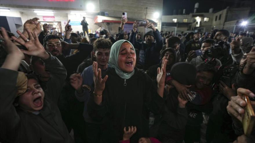 Palestinos celebran anuncio de un acuerdo de alto el fuego entre HAMAS e Israel en centro de la Franja de Gaza, 15 de enero de 2025. (Foto: AP)