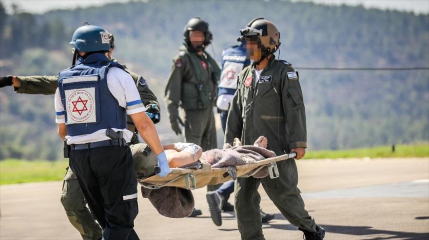 
El ejército israelí evacua a sus soldados heridos en helicóptero para que reciban tratamiento médico.
