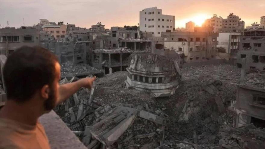 Un hombre señala el lugar de un ataque del ejército israelí a la infraestructura civil en la Franja de Gaza, 9 de octubre de 2023. (Foto: AFP)