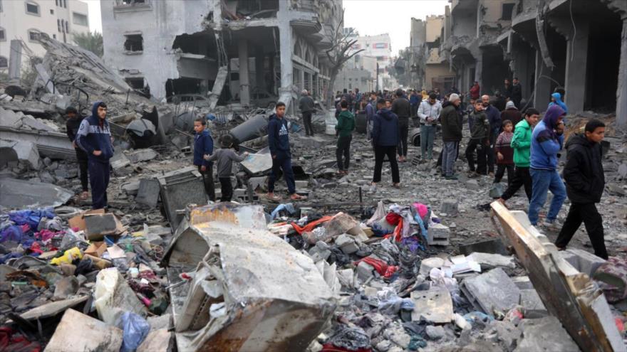 La gente inspecciona los escombros de los edificios atacados por Israel en Yabalia, en el norte de la Franja de Gaza, 16 de enero de 2025. (Foto: AFP)