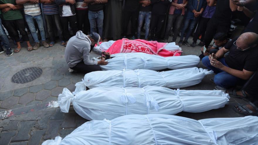 Los cuerpos de las víctimas de ataques israelíes en el hospital de los Mártires de Al-Aqsa en Deir al-Balah, centro de la Franja de Gaza. (Foto: Reuters)