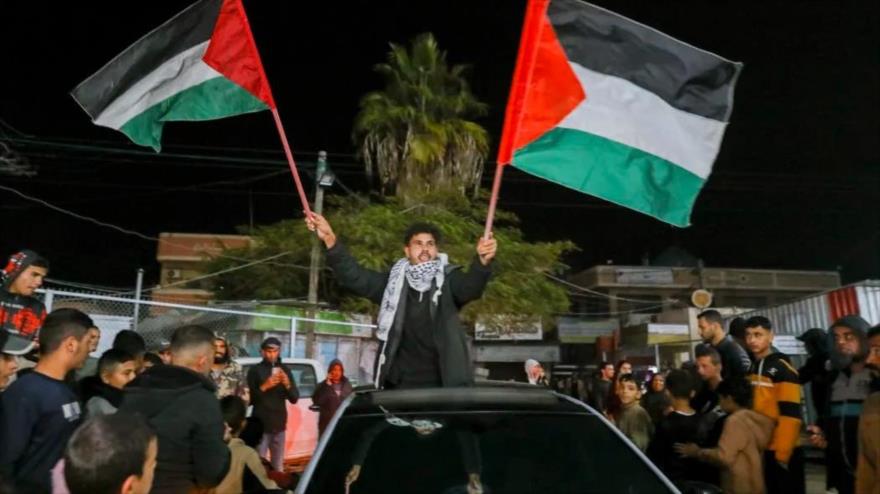 La gente celebra en Deir al-Balah, en el centro de la Franja de Gaza, el acuerdo de alto el fuego, 16 de enero de 2025. (Foto: AFP)