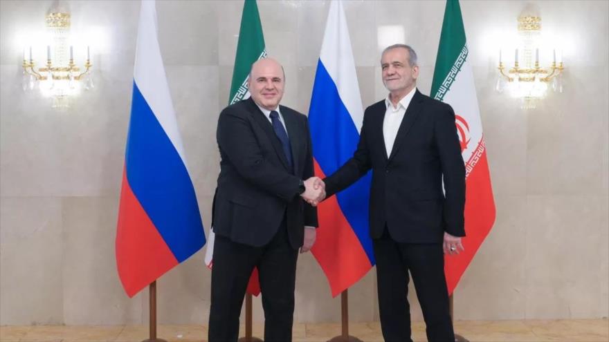 El primer ministro ruso, Mijaíl Mishustin (izda.), reunido con el presidente iraní, Masud Pezeshkian, en Moscú, 17 de enero de 2025.