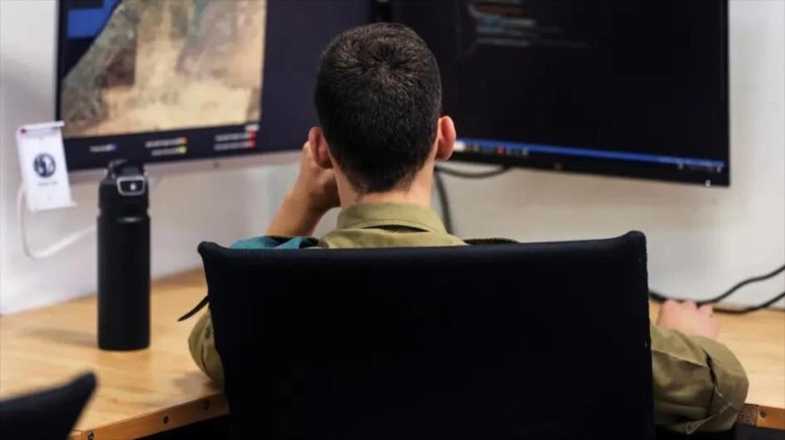 Un tecnólogo de la unidad de datos y aplicaciones operativas Matzpen del ejército israelí trabaja en una base en Ramat Gan, 11 de junio de 2023. (Foto: Reuters)