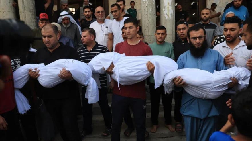 Familiares llevan los cuerpos de niños asesinados en un ataque israelí en Rafah, en el sur de la Franja de Gaza, 8 de octubre de 2023. (Foto: AFP)