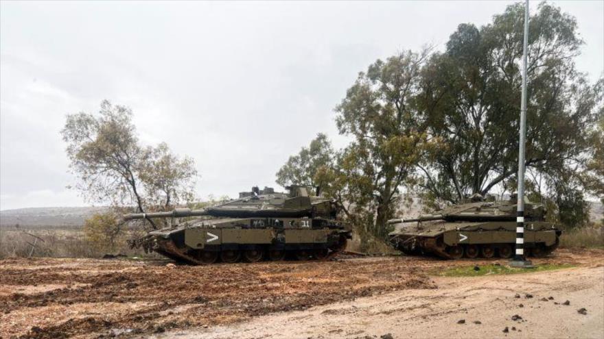 Tanques israelíes desplegados en una carretera cerca de la frontera con el Líbano, 29 de diciembre de 2024.