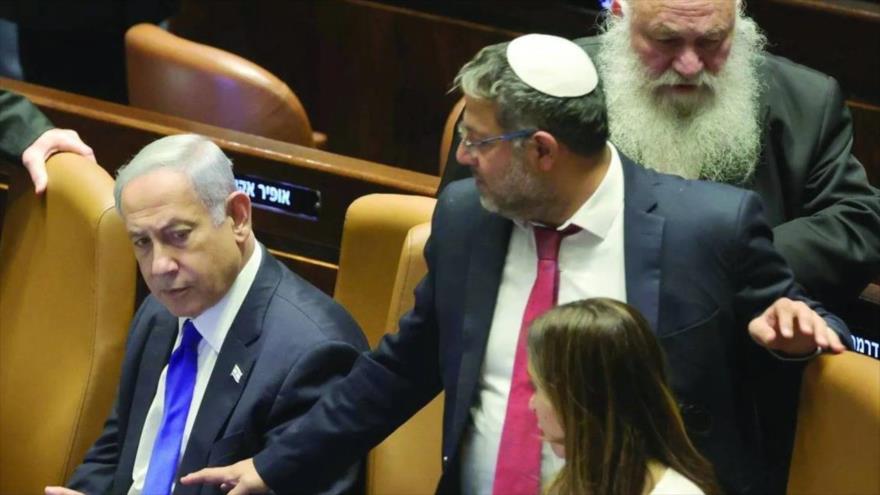 El primer ministro israelí, Benjamín Netanyahu (izda.), y el ministro de seguridad interna, Itamar Ben-gvir (C), en una reunión del parlamento. (Foto: DPA)