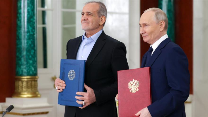 El presidente de Irán, Masud Pezeshkian (izda.), y su homólogo ruso, Vladímir Putin, tras firma de acuerdo de asociación en Moscú, 17 de enero de 2025.