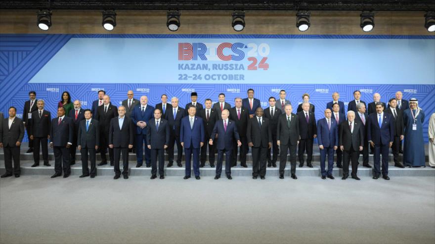 Líderes de 36 países posan juntos para una foto durante la cumbre de los BRICS .