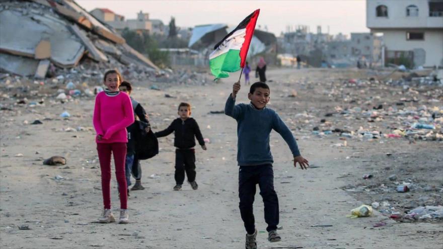 Los chicos palestinos muestran su felicidad por la entrada en vigor de tregua entre HAMAS e Israel. 
