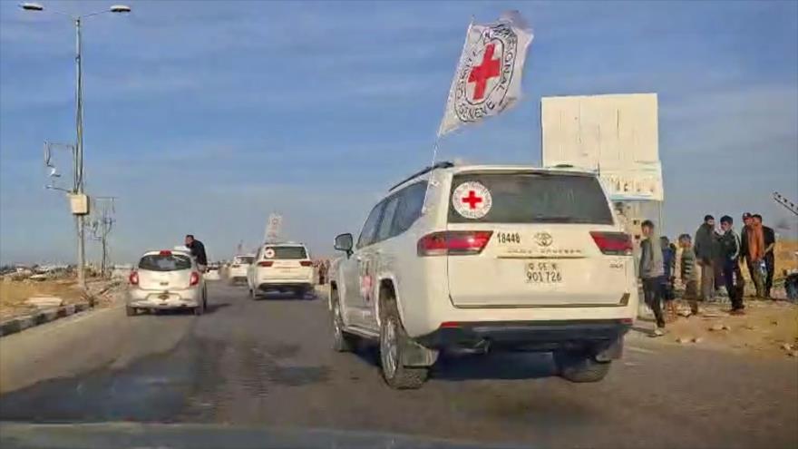 Un convoy de la Cruz Roja dirige el traslado de las tres retenidos israelíes en Gaza, 19 de enero de 2025.