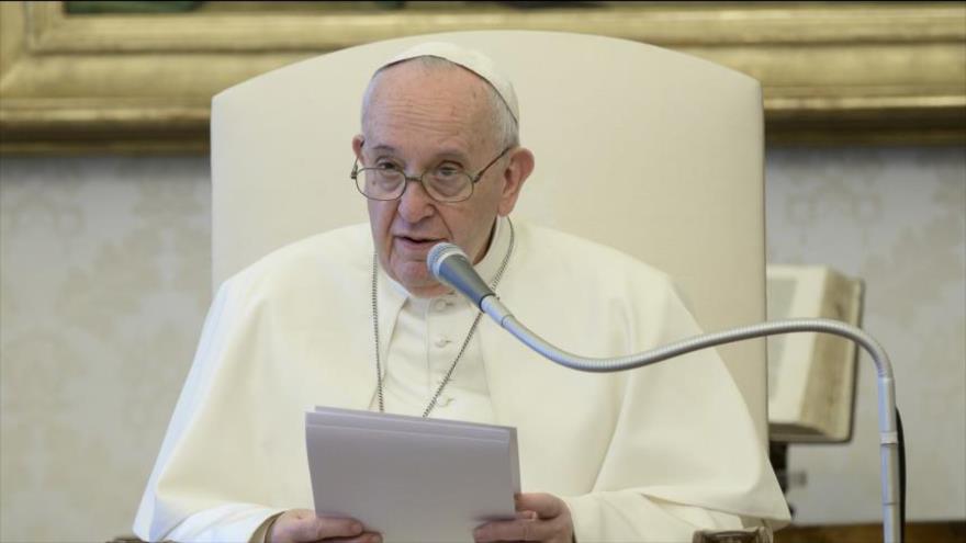 El Papa Francisco reza la oración del Ángelus. (foto: Oficina de Prensa de El Vaticano)