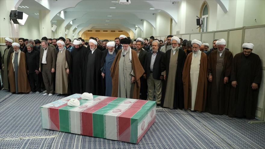 El Líder de Irán, el ayatolá Seyed Ali Jamenei, dirige oraciones fúnebres por jueces iraníes asesinados en Teherán, 19 de enero de 2025. (Foto: leader.ir)