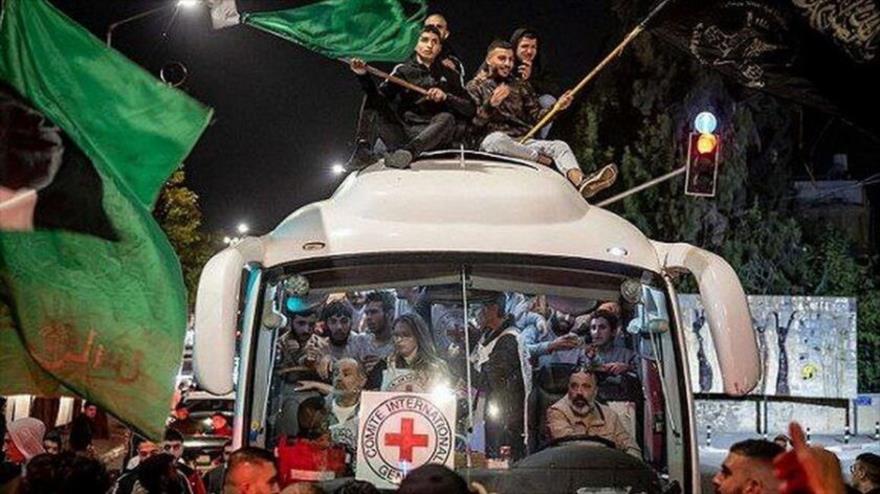 Un autobus con prisioneros palestinos liberados de cárceles israelíes, 20 de enero de 2025.