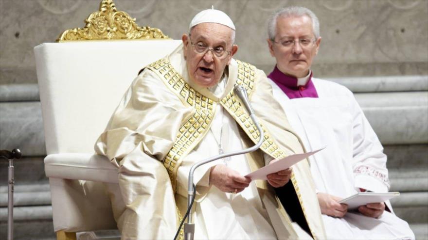 El Papa Francisco (izda.), líder de la Iglesia católica.