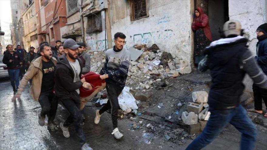 Los palestinos llevan al cuerpo de un herido a un centro sanitario tras un ataque israelí.