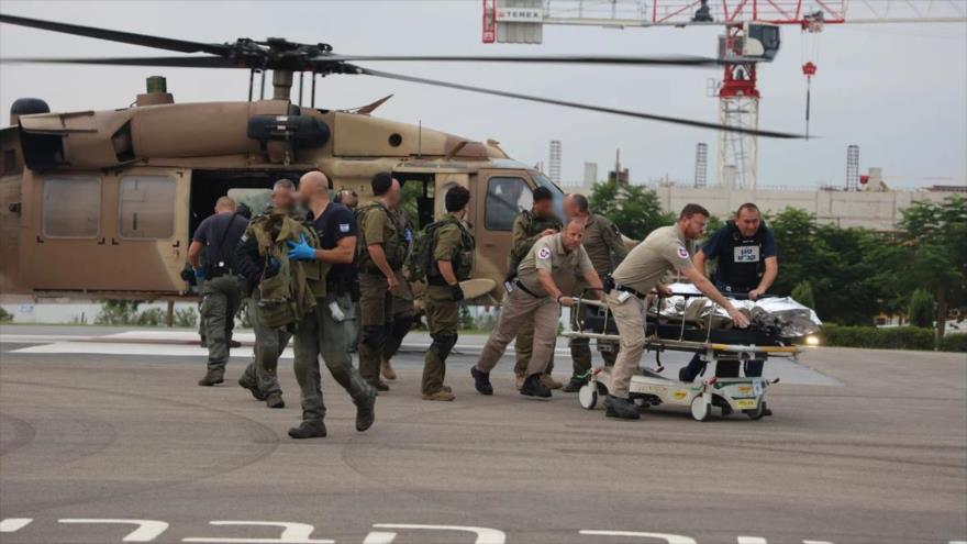 Fuerzas israelíes trasladan a uno de sus soldados heridos a un helicóptero que espera su evacuación en Gaza.