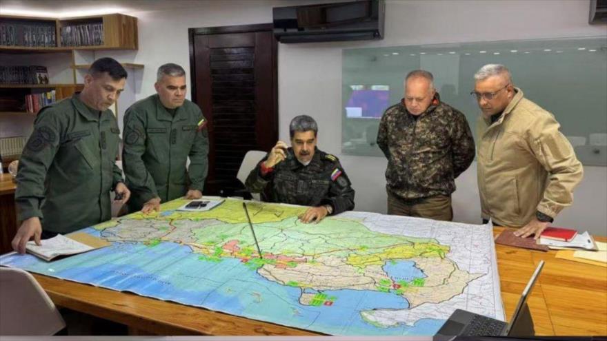El presidente de Venezuela, Nicolás Maduro(centro), durante una reunión con el ministro venezolano de Defensa, Vladimir Padrino López.