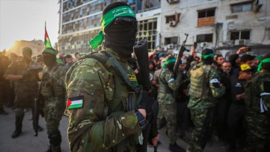 Combatientes de HAMAS controlan al pueblo antes de que vehículos de la Cruz Roja reciban a retenidos israelíes, Gaza, 19 de enero de 2025. (Foto: AP)