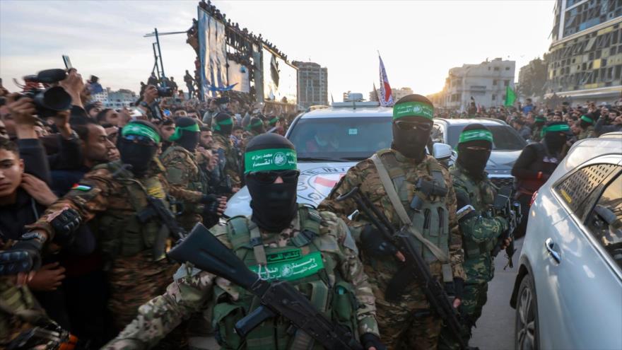 Combatientes de HAMAS controlan al pueblo mientras vehículos de la Cruz Roja llegan para recibir a retenidos israelíes, Gaza, 19 de enero de 2025. (Foto: AP)