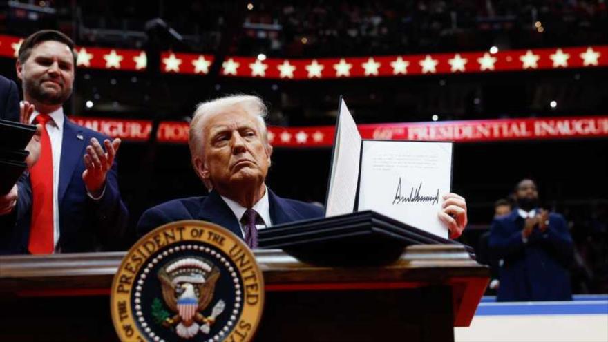 Trump muestra una orden ejecutiva que firmó frente a sus seguidores dentro del Capital One Arena, Washington, 20 de enero de 2025. (Foto: Reuters)