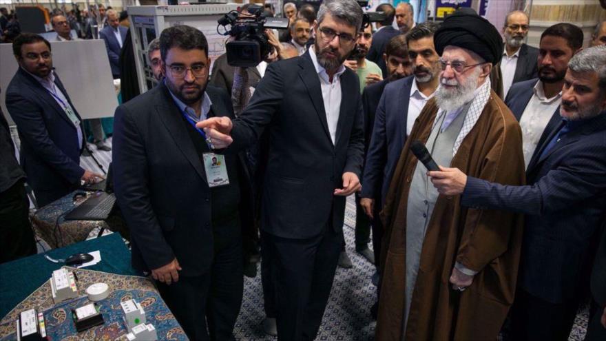 El Líder de Irán, el ayatolá Seyed Ali Jamenei, visita una exposición sobre los logros del sector privado, Teherán, 21 de enero de 2025. (Foto: Leader.ir)
