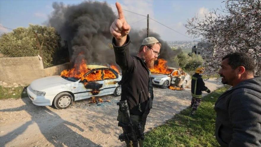 Colonos extremistas incendian vehículos de palestinos en la aldea de Burin, en la Cisjordania ocupada, 25 de febrero de 2023. (Foto: AFP)