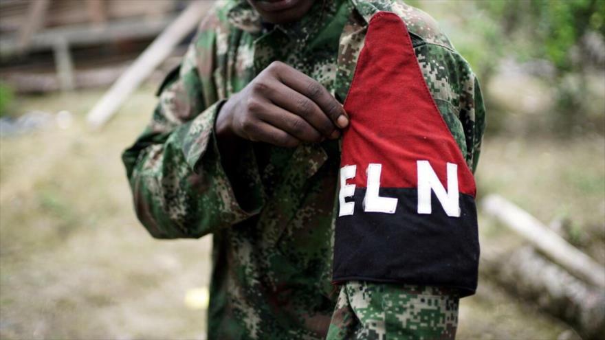 Un rebelde del ELN de Colombia muestra su brazalete en las selvas del noroeste de Colombia, el 31 de agosto de 2017. (foto: Reuters)