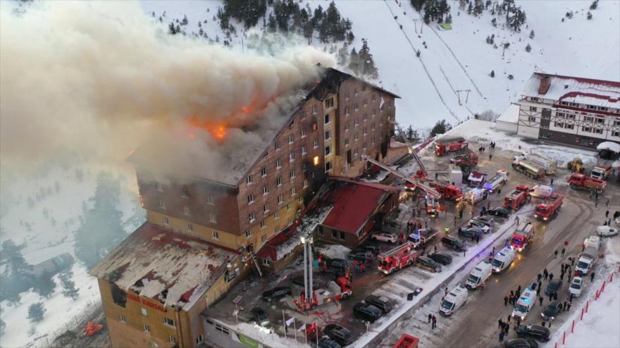 Un incendio en un hotel de la estación de esquí de Kartalkaya, en la provincia de Bolu, en el noroeste de Turquía, 21 de enero de 2025. 