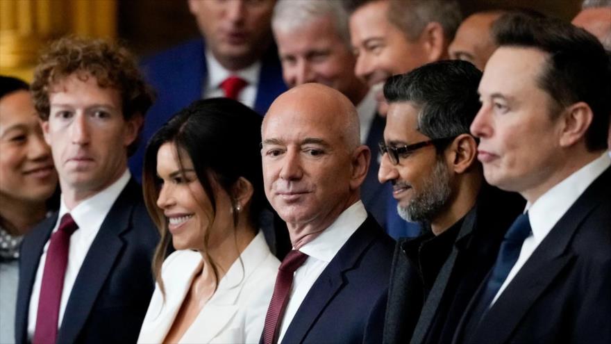 Elon Musk, Jeff Bezos, Mark Zuckerberg, Sundar Pichai y Tim Cook asisten al acto de toma de posesión de Donald Trump en lugares destacados del estrado, 20 de enero de 2025.