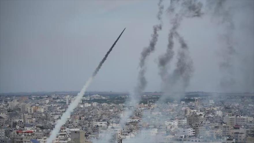 HAMAS lanza cohetes desde Gaza hacia los asentamientos israelíes durante operación Tormenta de Al-Aqsa, 7 de octubre de 2023. (Foto: AP)