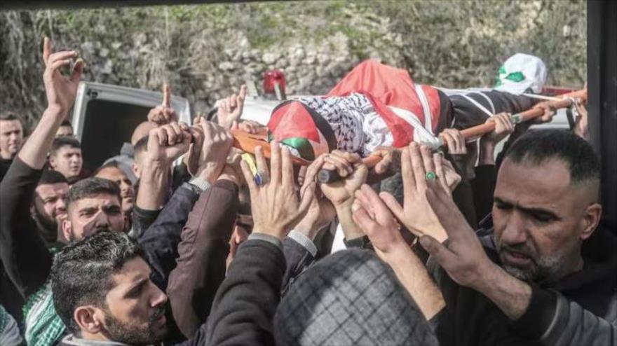 Los palestinos realizan el funeral de un adolescente de 15 años asesinado en una incursión militar de Israel en Cisjordania, 21 de enero de 2025. 
