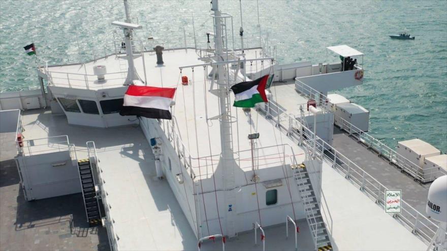 Se ondean las banderas de Palestina y Yemen en el barco Galexy Leader. 