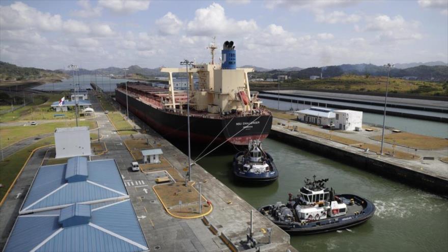 Un barco navega por las esclusas de Cocolí en el Canal de Panamá. (foto: EFE)