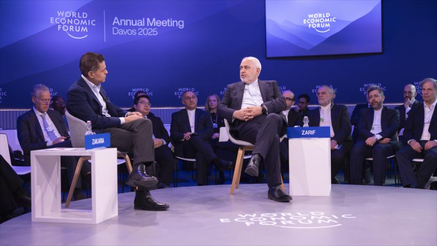 El vicepresidente de Irán, Mohamad Yavad Zarif (dcha.) habla con el presentador de CNN, Fareed Zakaria, al margen del Foro de Davos, 21 de enero de 2025.