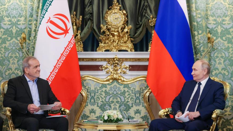 El presidente de Irán, Masud Pezeshkian (izda.) y su homólogo ruso, Vladímir Putin, en Moscú, 17 de enero de 2025.