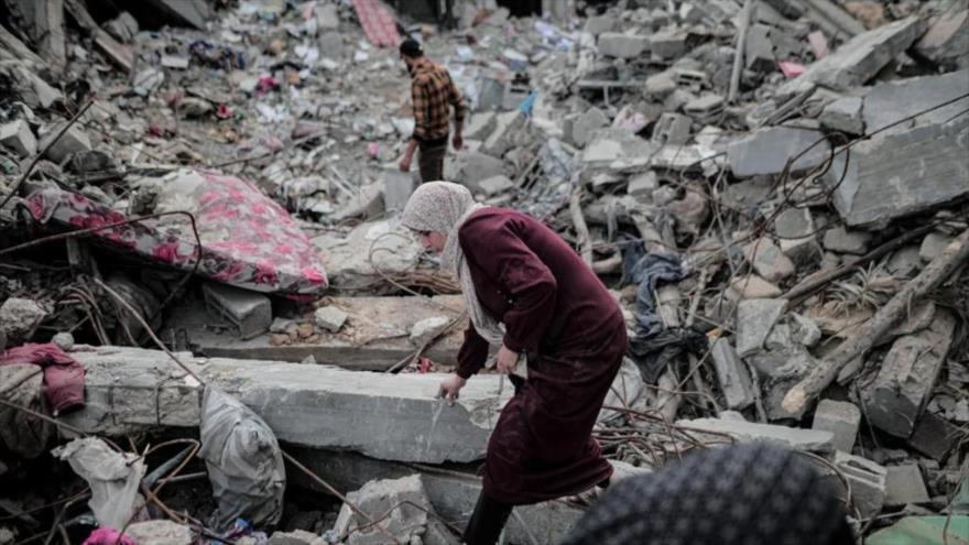 Ciudadanos palestino buscan entre los escombros de sus casas. 
