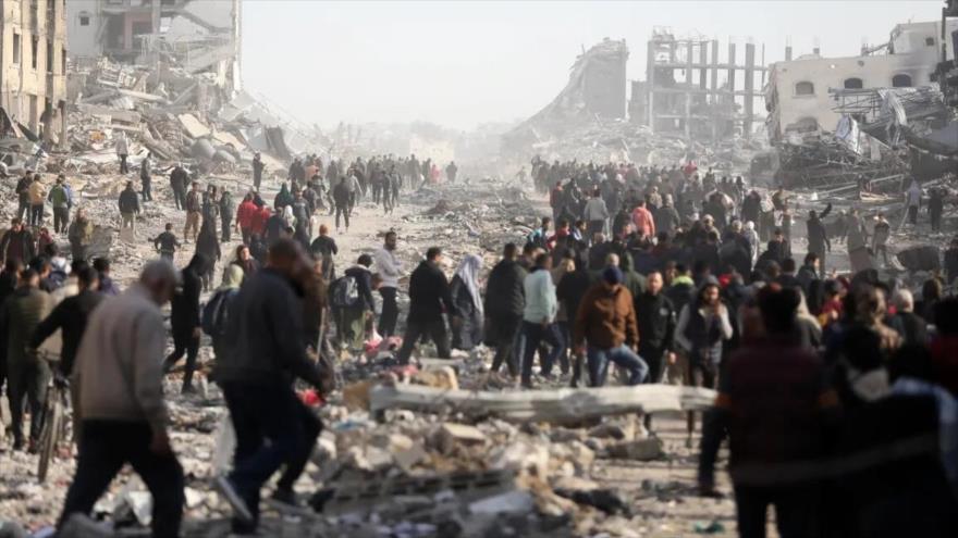 Palestinos desplazados caminan entre los escombros mientras intentan regresar a sus hogares en el norte de Gaza, 19 de enero de 2025. (Foto: Reuters)