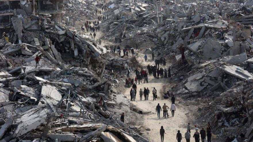 Desplazados palestinos regresan al campo de refugiados de Yabalia, devastado por la guerra israelí, en el norte de Gaza, 19 de enero de 2025. (Foto: AFP)