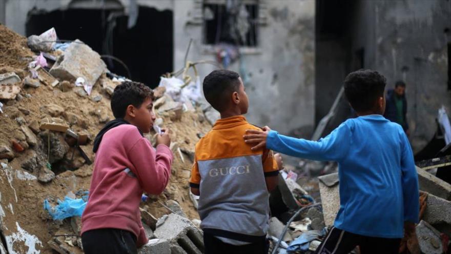 Niños observan destrucción de viviendas en la ciudad de Rafah, en el sur de Gaza. (foto: UNICEF)