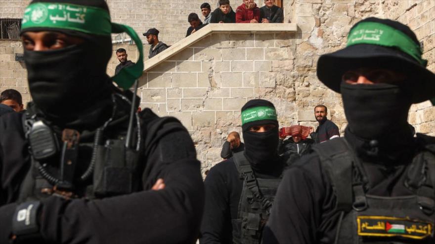 Combatientes de las Brigadas de Ezzedin al-Qassam, el brazo armado de HAMAS, asisten al funeral de dos combatientes en la ciudad de Gaza, 24 de enero de 2025.